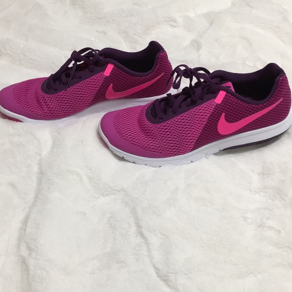 Nike Shoes - Nike Like New Shoes 💕